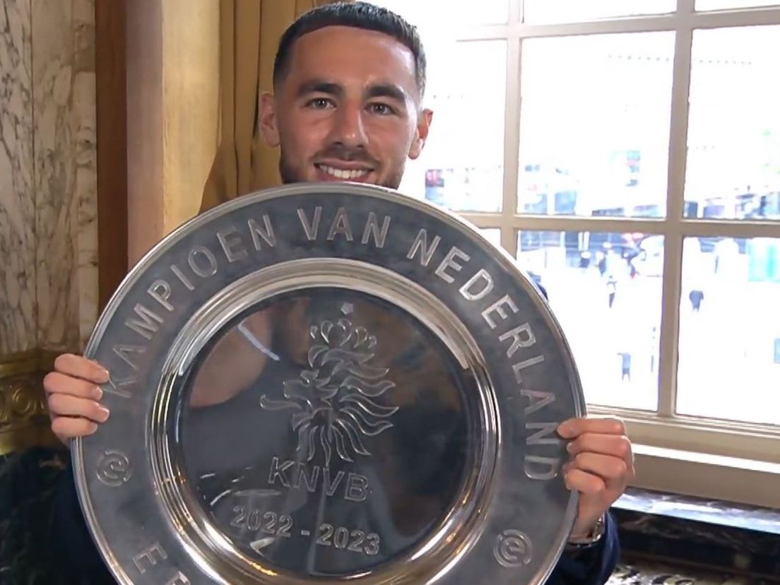 De aanvoerder van Feyenoord, Orkun Kökçü, met de kampioensschaal van het seizoen 2022-2023