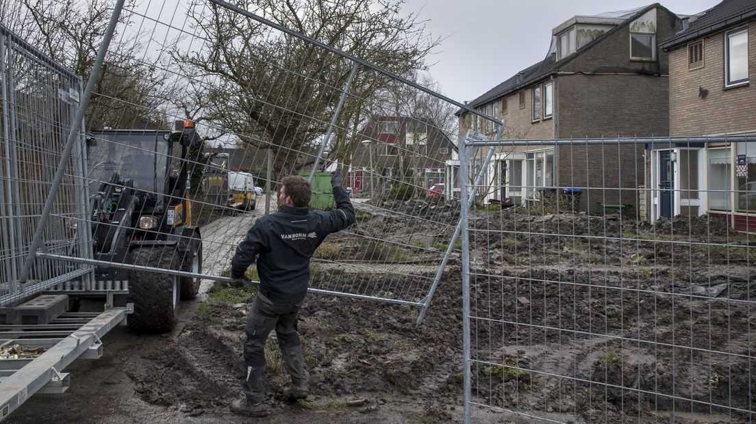 De sloop van enkele huizen aan de Fazanthof in Ten Boer, in het kader van de versterkingsoperatie (archief)