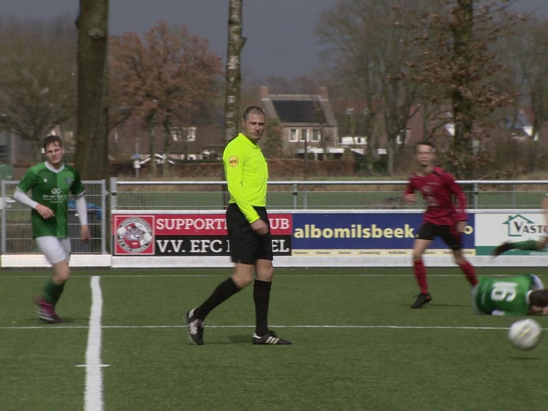 Danny Koevermans als scheidsrechter bij EFC JO19-1 tegen Hilvaria JO19-1