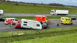 Auto doorboort caravan op A76: twee gewonden