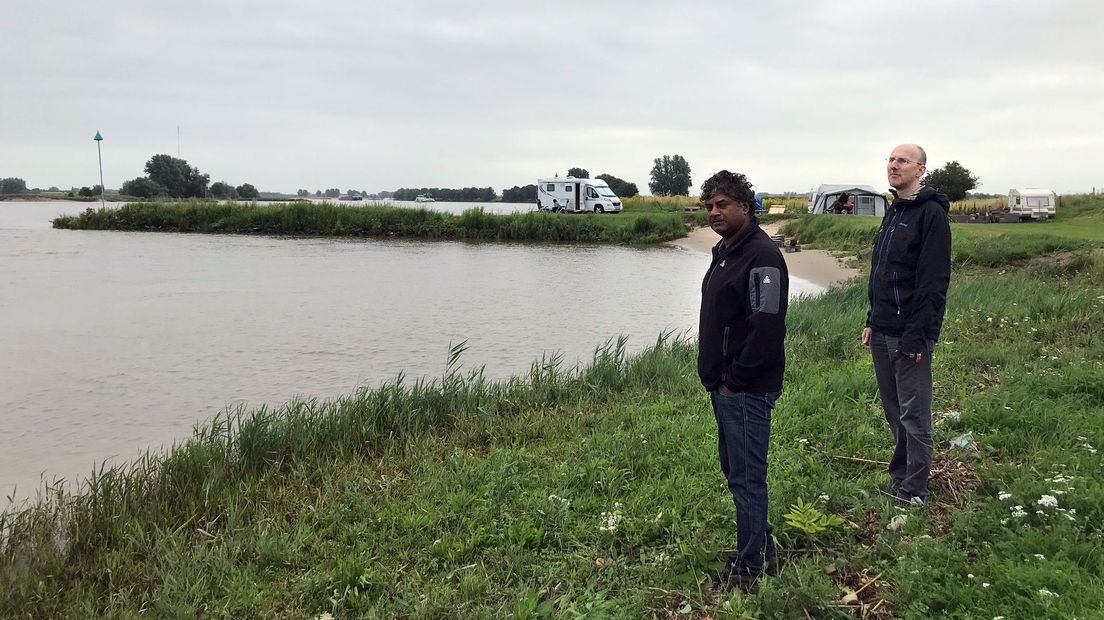 Hoogwater in de Lek bij Lexmond.