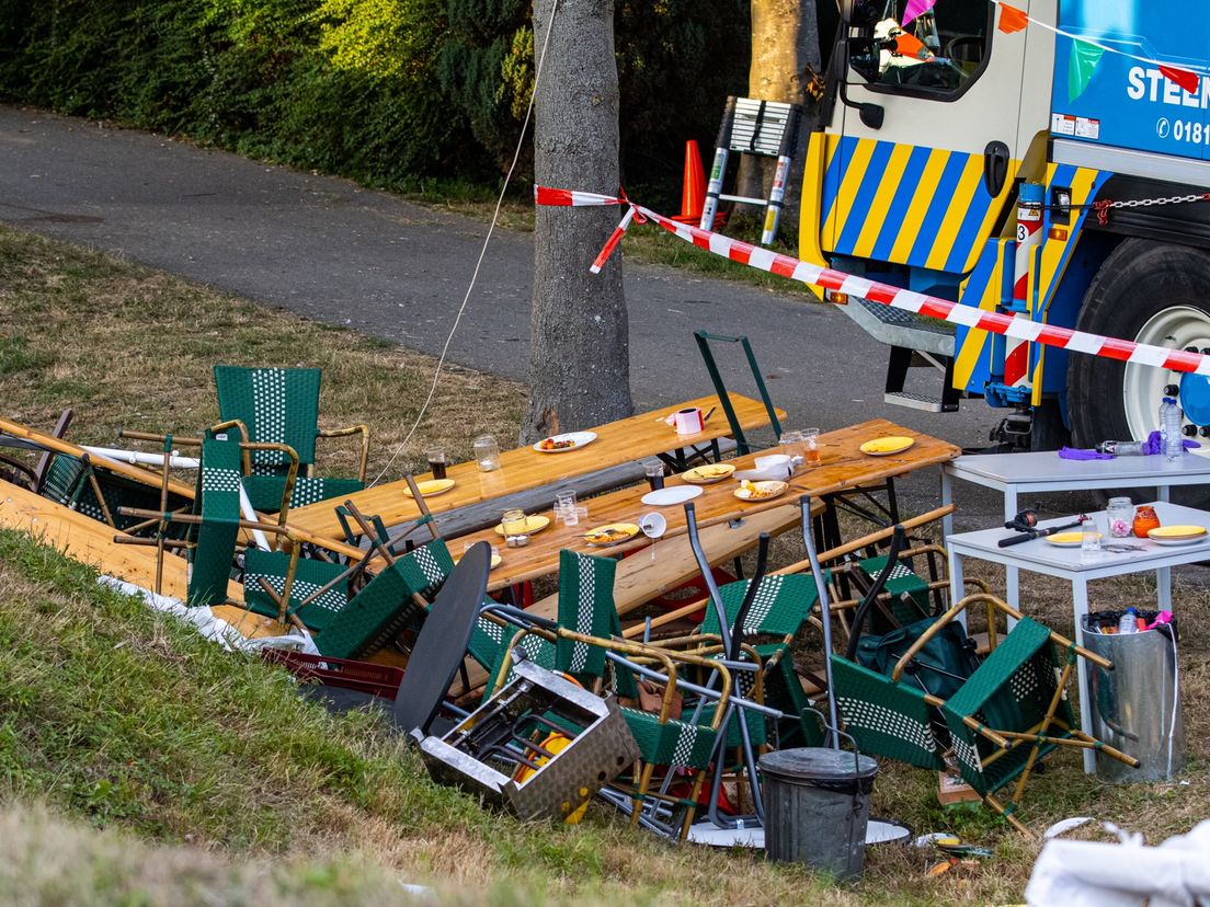 De ravage na het vrachtwagenongeluk in Nieuw-Beijerland