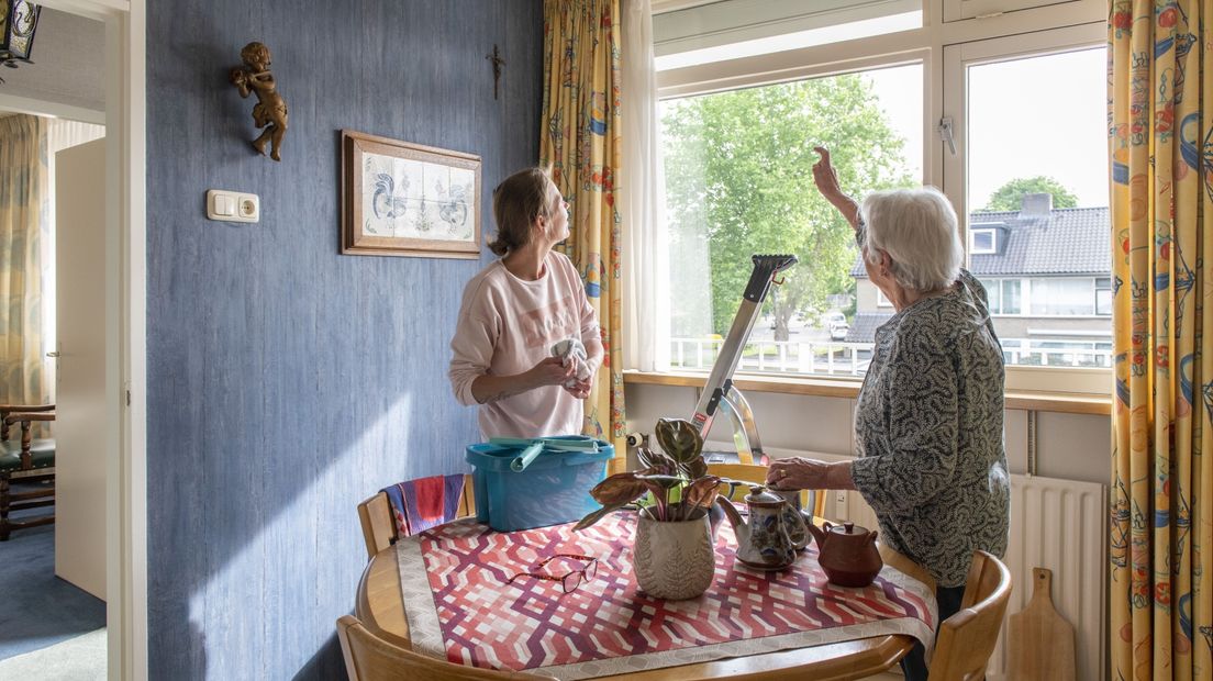 Een oudere vrouw krijgt huishoudelijke hulp (foto ter illustratie)