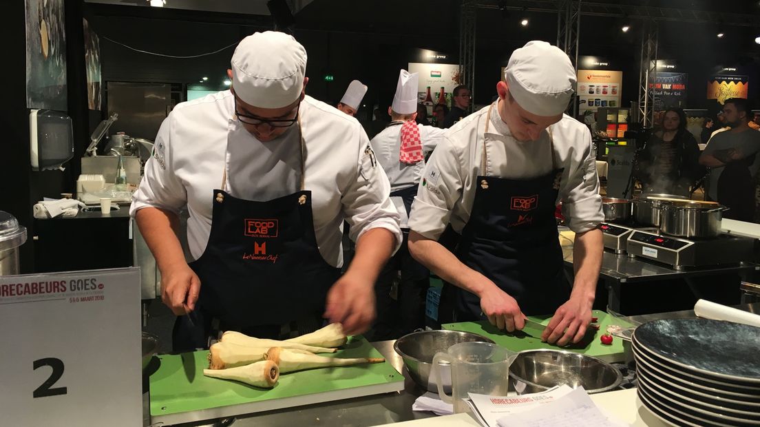 Thijn en Collin koken zich suf tijdens de kookwedstrijd in Goes