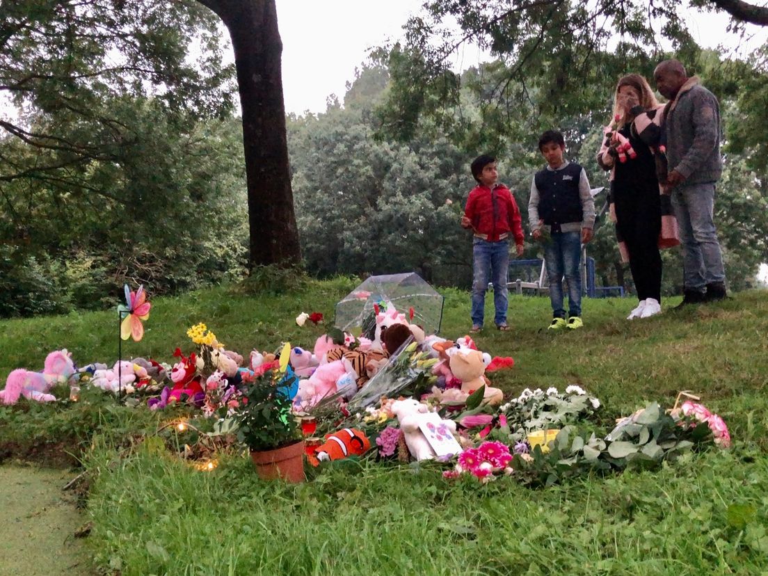 Op de plek waar het meisje om het leven kwam, werden knuffels en bloemen neergelegd