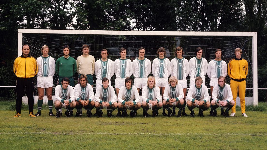 De selectie van FC Groningen in de zomer van 1972, met links Ron Groenewoud