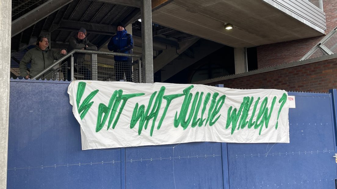 FC supporters hebben een spandoek aan het stadion gehangen