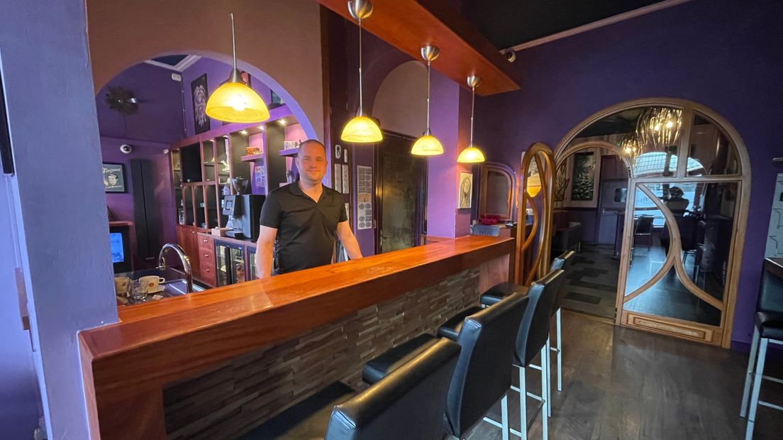 Erik van der Schoot achter de bar van coffeeshop Wiz-Art