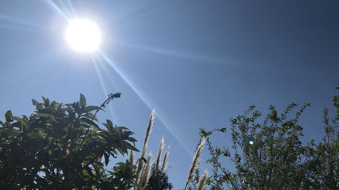 Strakblauwe lucht in Utrecht.