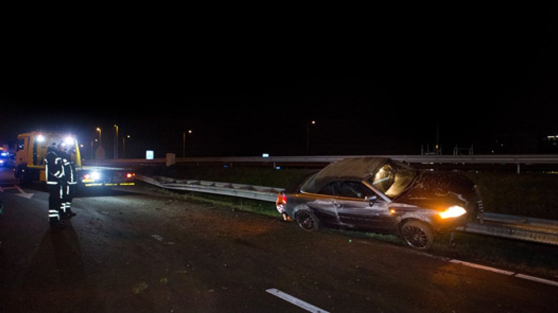 Auto maakt ritje over vangrail A12