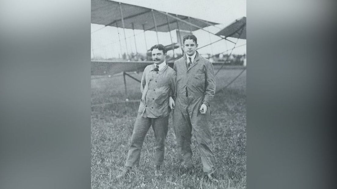 Clement van Maasdijk (rechts) poseert voor zijn Sommer tweedekker