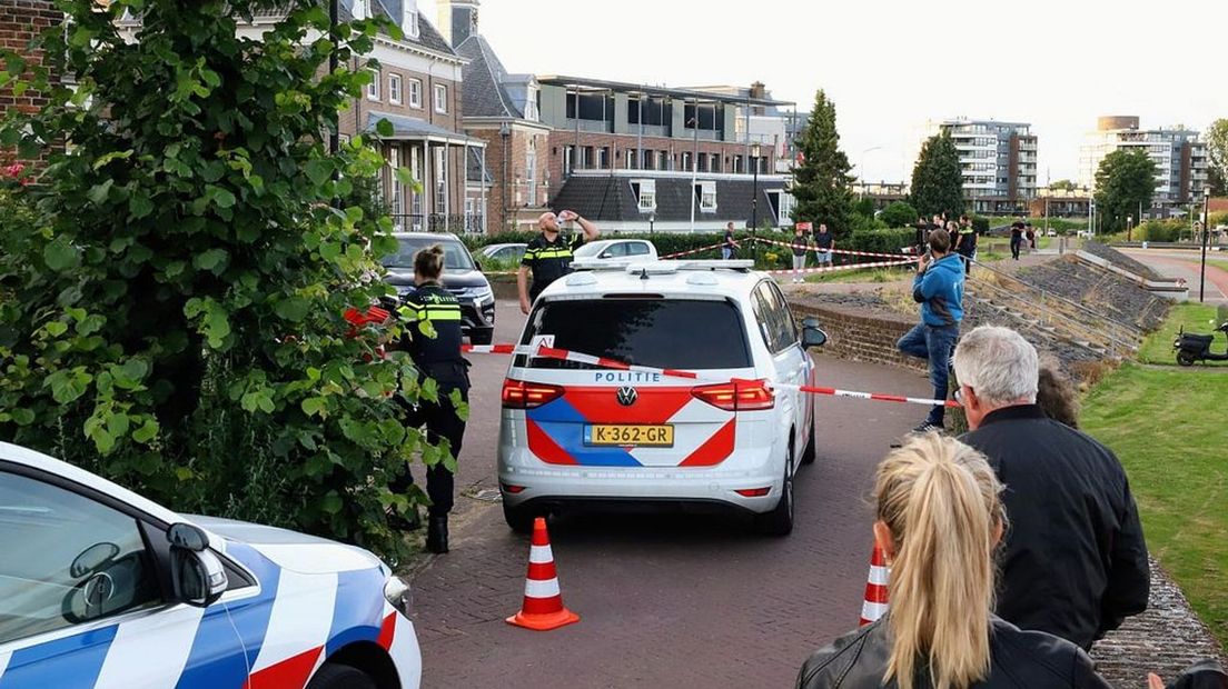 De politie in Tiel heeft zaterdagavond geschoten op een auto