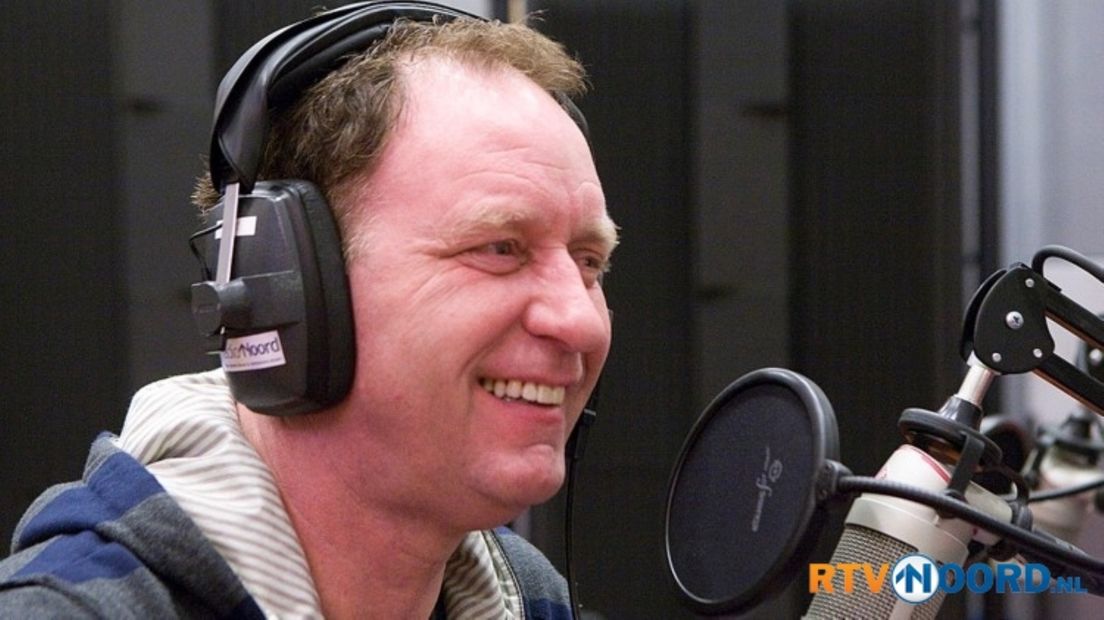Piet Paulusma in de studio van Radio Noord
