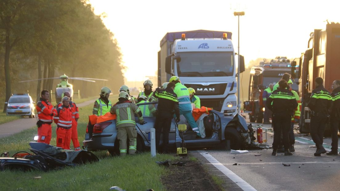 Bij het ongeluk raakten twee automobilisten bekneld