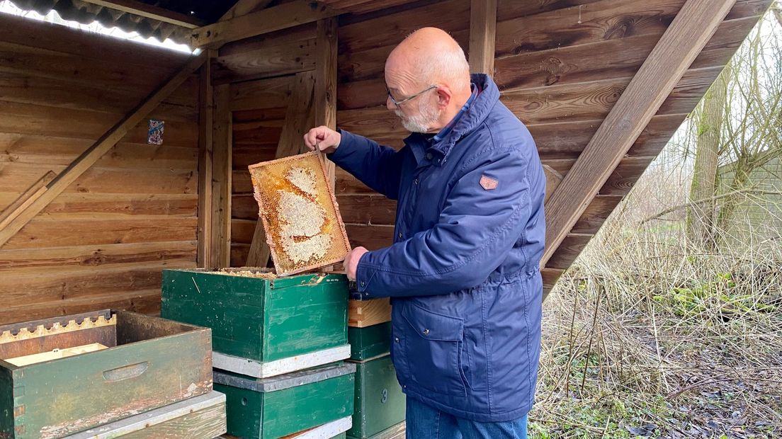 Henk de Jong Posthumus bij een van de vernielde bijenkasten in Assen