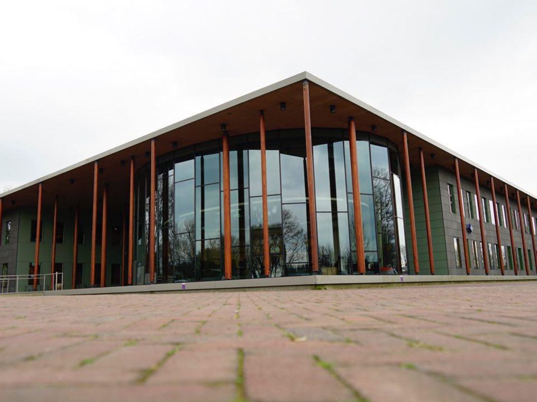 In het gemeentehuis praat de raad vanavond over de crisis (Rechten: RTV Drenthe/Andries Ophof)