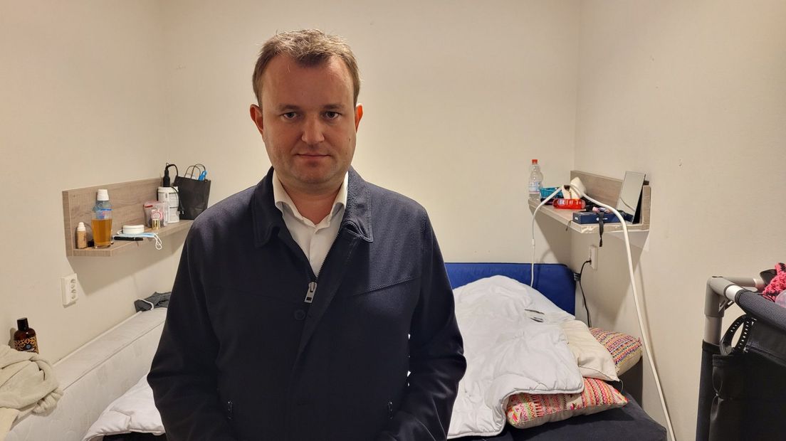 SP-Kamerlid Bart van Kent in een slaapkamer van het Boskoops 'Polenhotel'