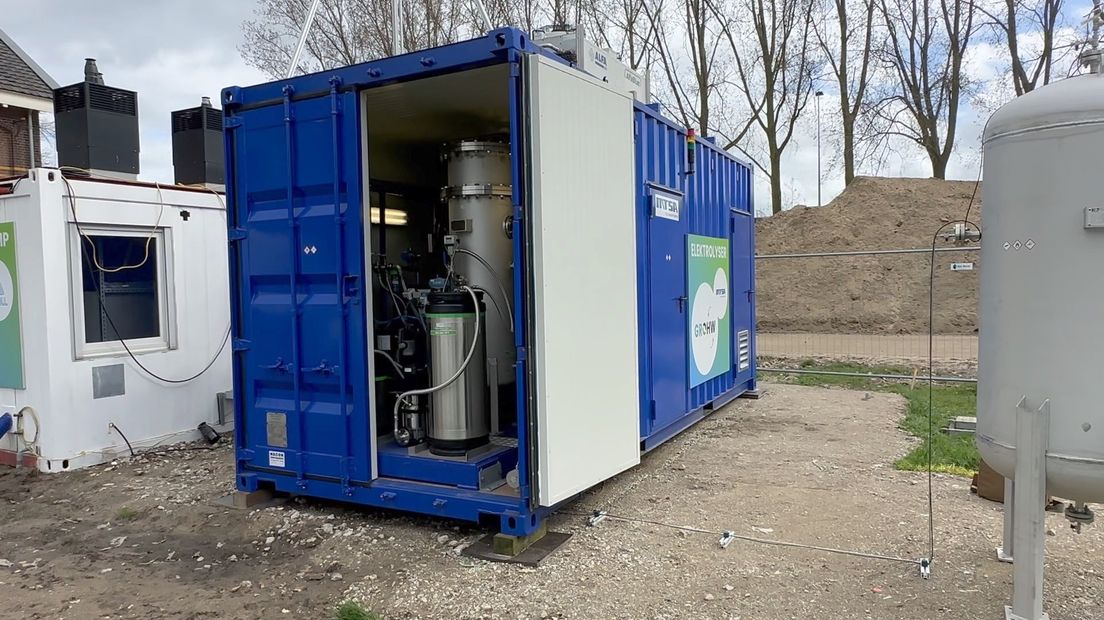Bij de waterstofcentrale in Deventer staat in een kleine container.