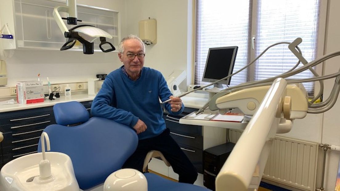 De gepensioneerde Deventer tandarts Rien van Koeveringe (69) schenkt zijn praktijk aan Oekraïne