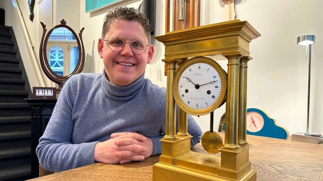 Klokkenmaker Jasper van Everdingen is wel even bezig met zijn klokken nu de zomertijd weer ingaat.