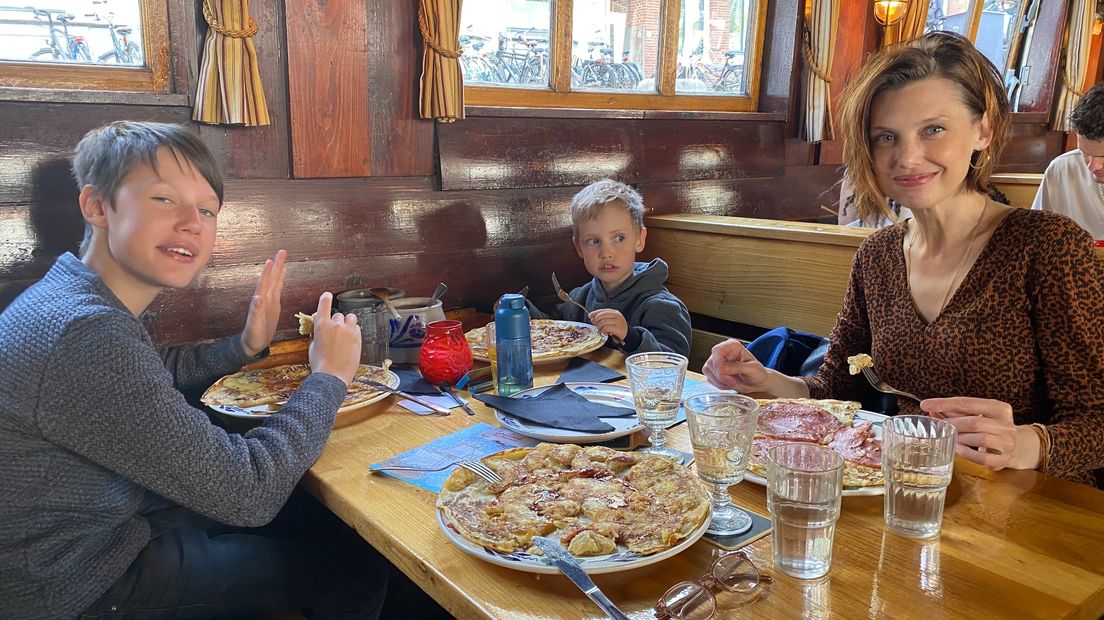 Tanya Kolisnyk viert haar verjaardag met haar zoons in het pannenkoekenschip in Groningen