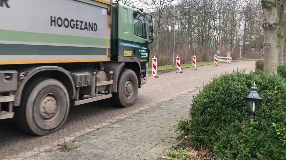 De Abel Olsterweg door Termunten is beschadigd door het vrachtverkeer