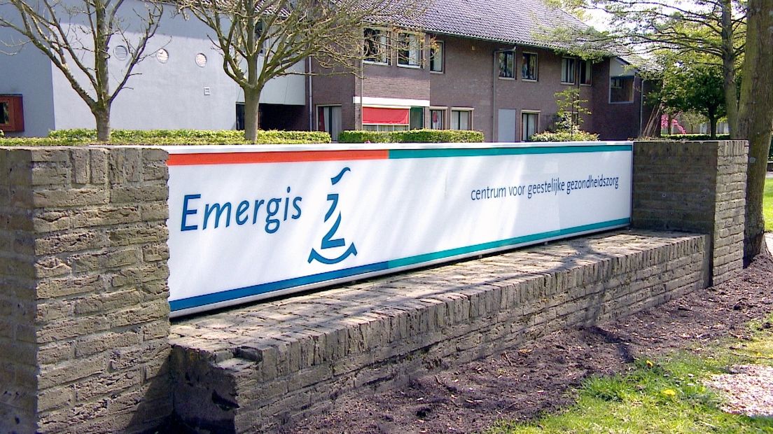 Emergis bord bij ingang