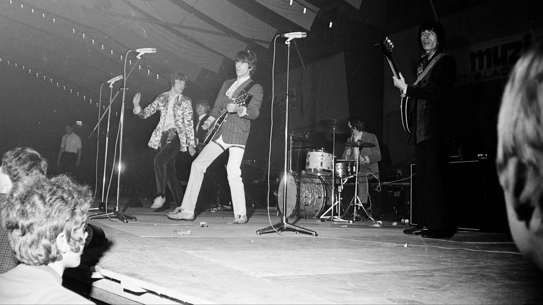 De Rolling Stones tijdens hun concert in de Houtrusthallen in 1967