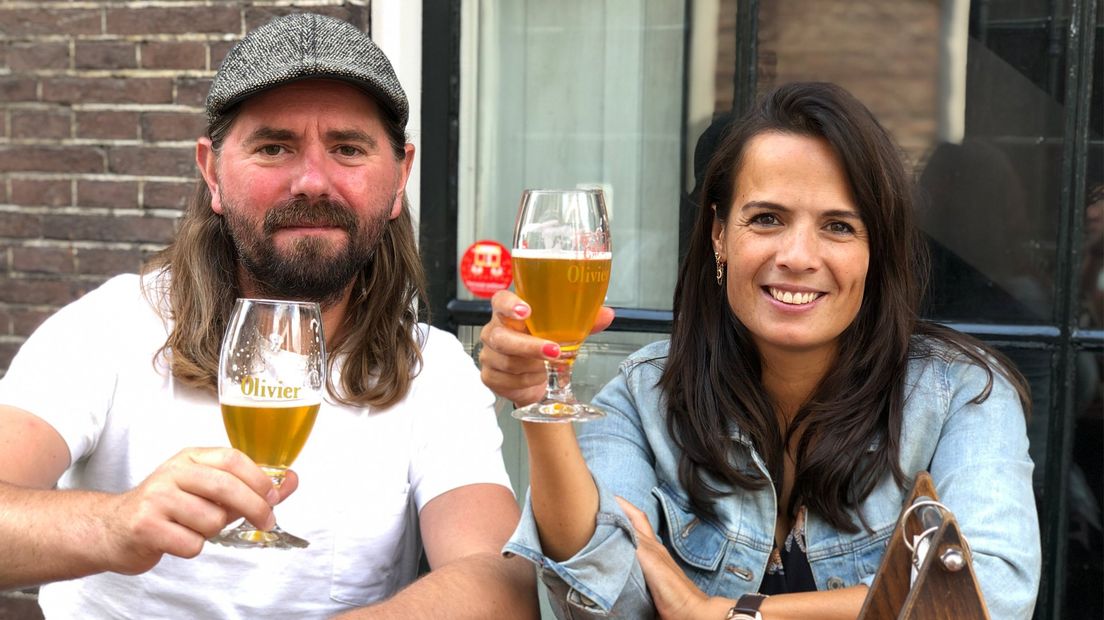 Aletha Leidelmeijer en Joop Buyt drinken een biertje in Utrecht