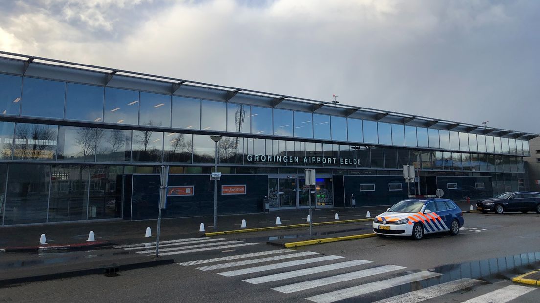 De entree van Groningen Airport Eelde