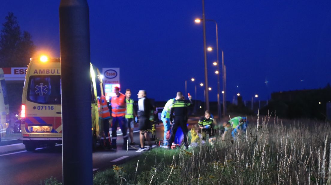 Het slachtoffer werd geraakt door een passerende auto die richting Rhenen reed.
