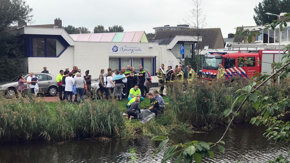 Bejaarde vrouw gered uit taxi in Vlissingse gracht