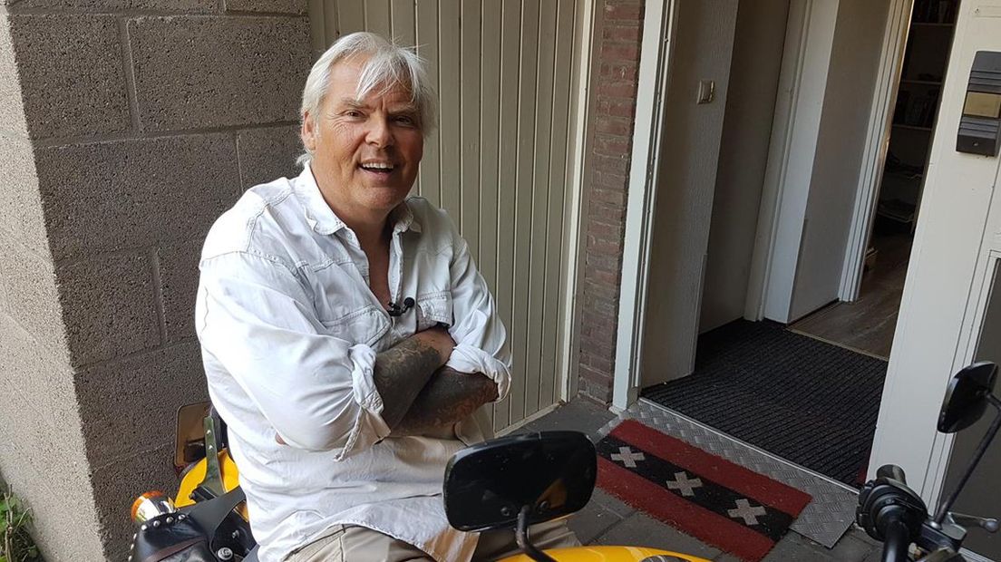 Louis voor zijn huis in Honselersdijk