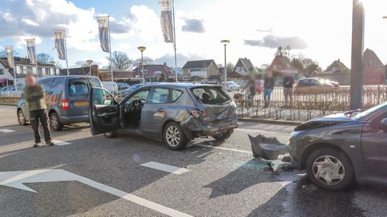 Veel schade bij ongeluk met drie autos op Hondsrugweg Emmen.