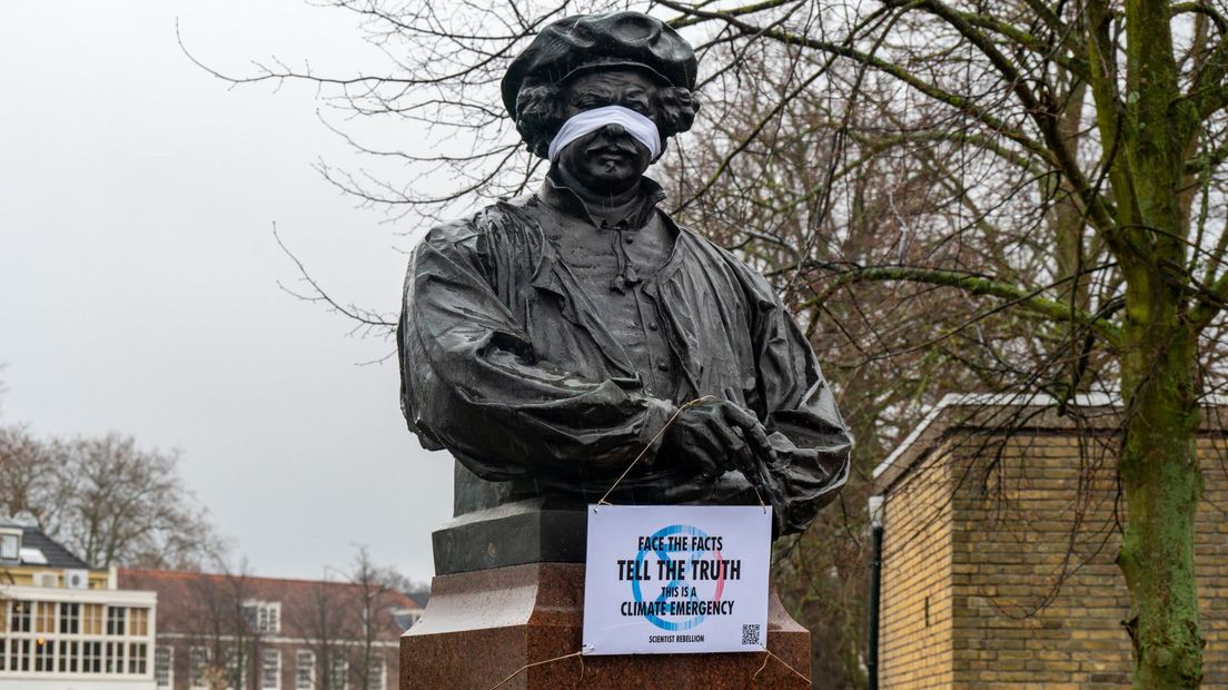 De ogen van Rembrandt van Rijn zijn afgedekt