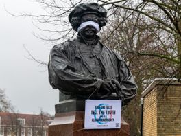 Standbeeld Rembrandt van Rijn geblinddoekt door internationale klimaatactiegroep