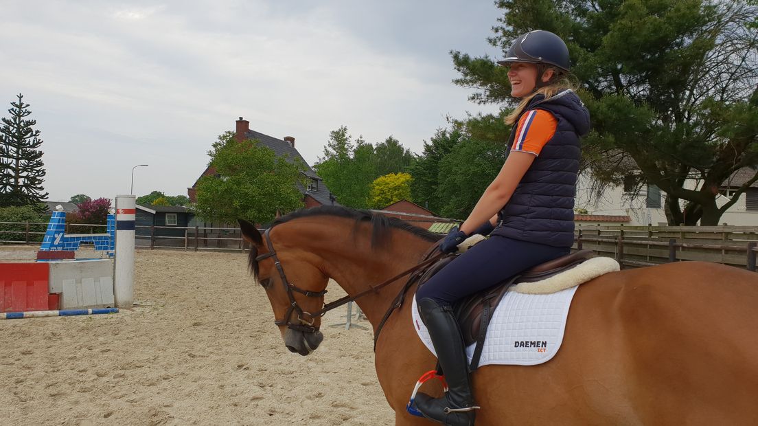 Nina de Haas met haar paard Divine