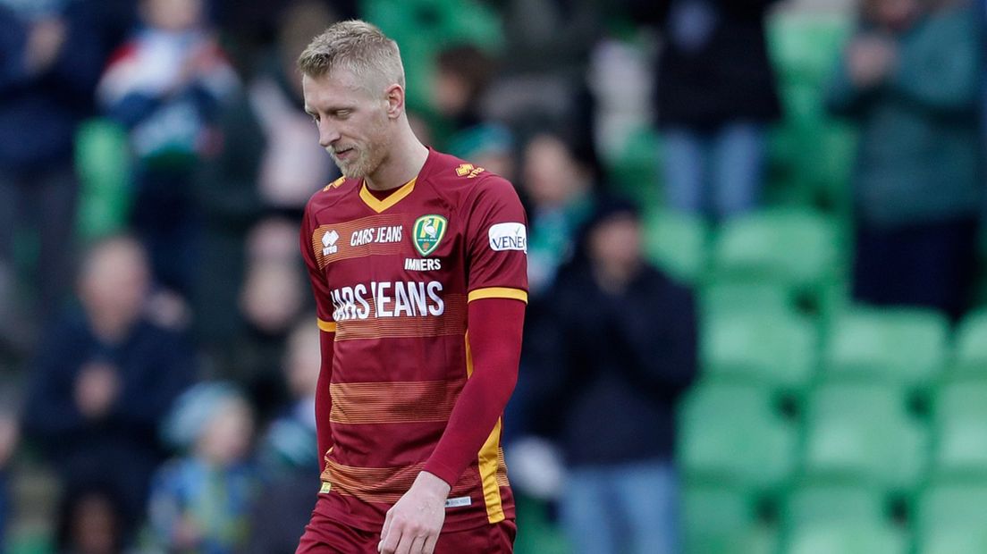 Lex Immers loopt naar de middenlijn na zijn eigen doelpunt