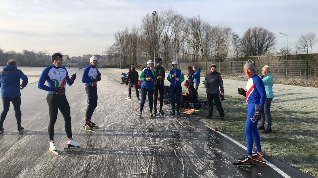 Natuurijsliefhebbers proberen het ijs uit op de schaatsbaan van de Warmondse IJs- en Skeelerclub WIJC