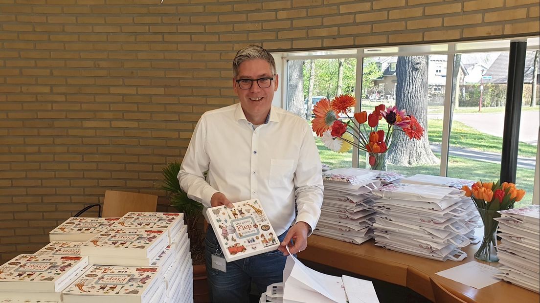 Wethouder Mark Paters bij de prentenboeken