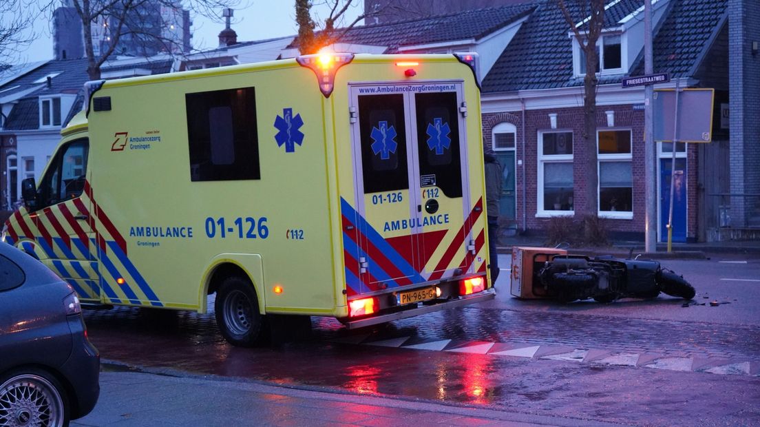 Ambulancemedewerkers ontfermden zich over de bestuurder van de scooter