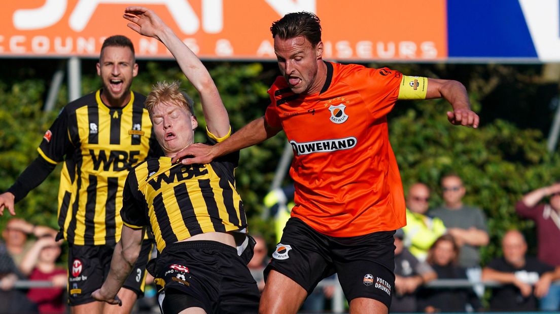 Nino Klaver van Rijnsburgse Boys (links) in duel met Robbert Susan van Katwijk