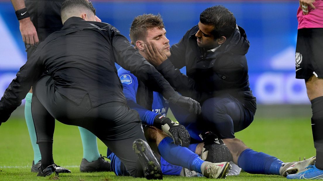 Maarten Paes, groggy in de wedstrijd tegen Ajax