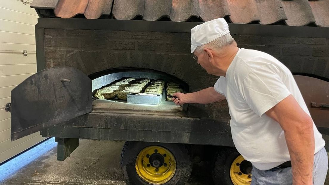 Ruim twaalfhonderd kerstbroden worden zo gebakken