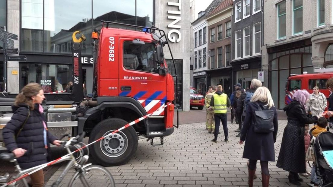 Hulpdiensten met groot materieel in de winkelstraat tijdens één van de drukste verkoopdagen van het jaar.