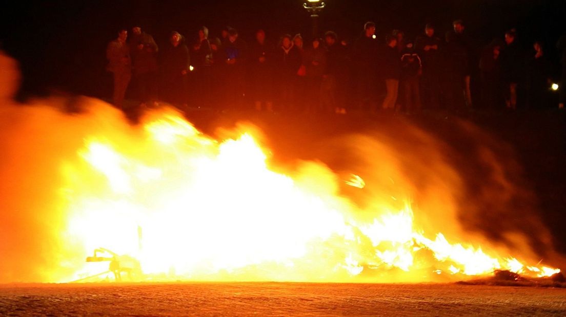 Caravan brandt uit in Blokzijl, publiek kijkt toe bij bluswerkzaamheden