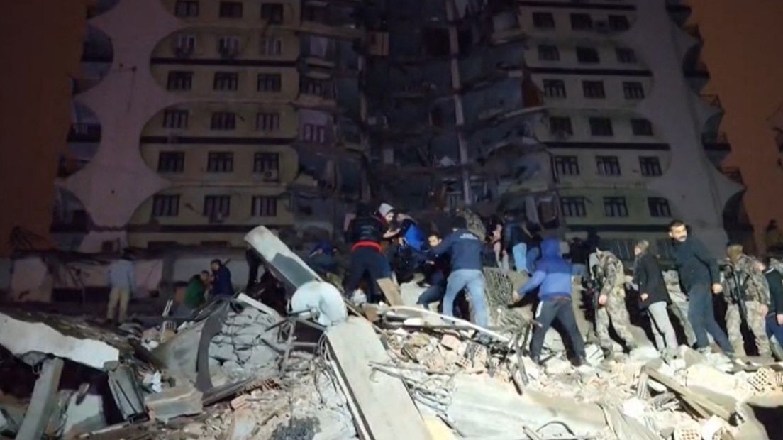 Reddingswerkers bezig bij een ingestort gebouw in Turkije