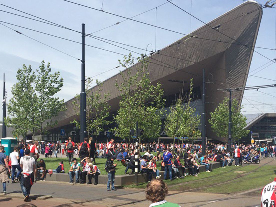 Duizenden Feyenoordfans komen en gaan via Rotterdam Centraal