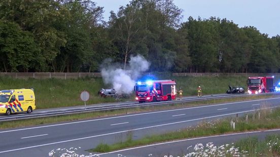 Auto vliegt in brand na botsing op A35 in Enschede: weg afgesloten.