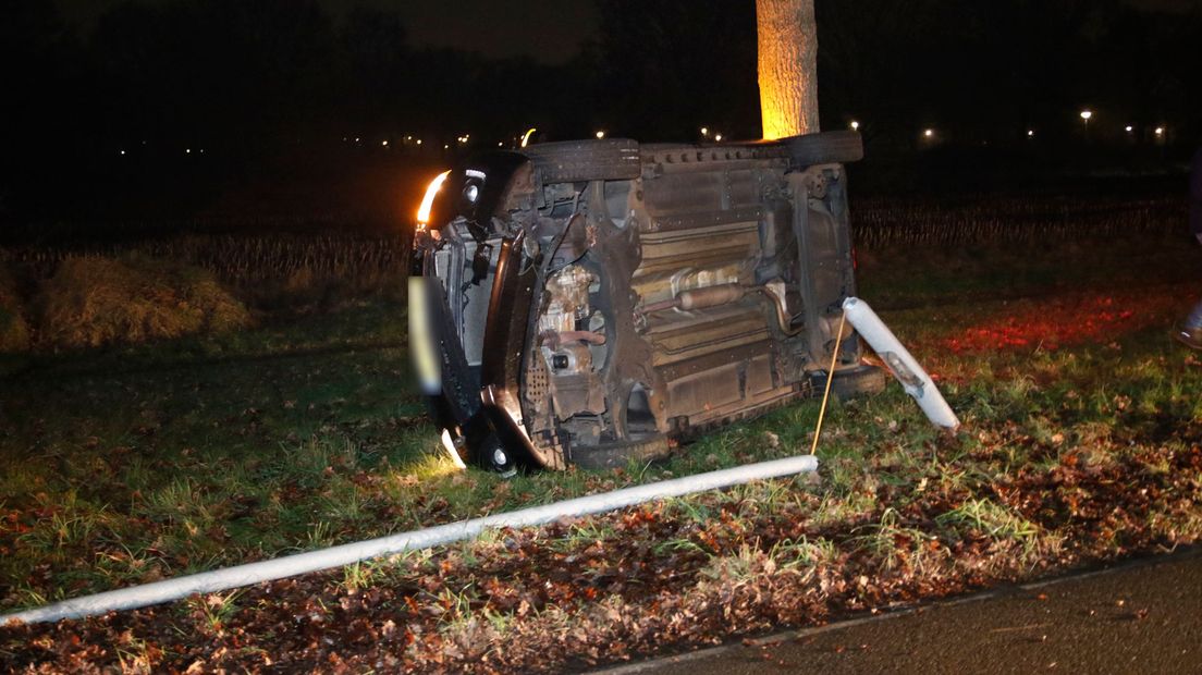 De auto op z'n kant